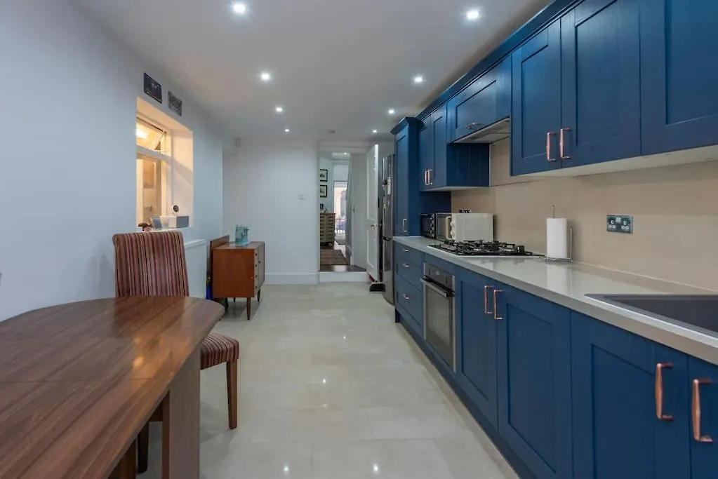 Stunning 3-Bed House Apartment London