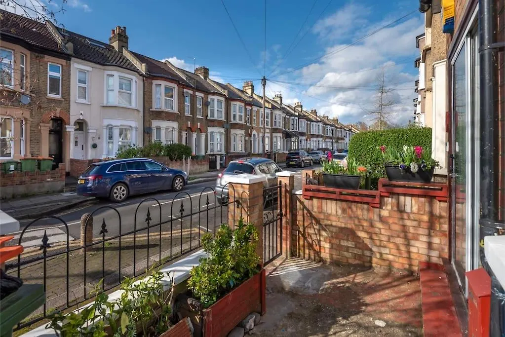 Stunning 3-Bed House Apartment London