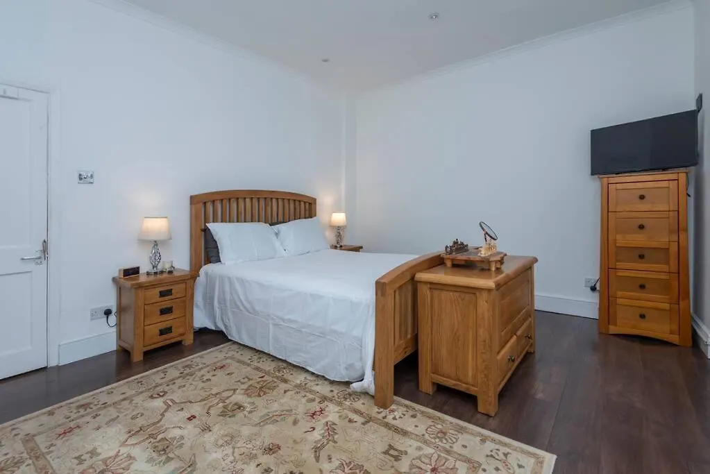 Stunning 3-Bed House Lägenhet London