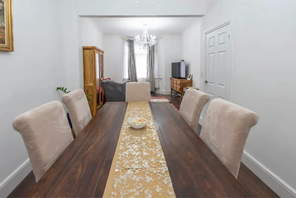 Stunning 3-Bed House Lägenhet London