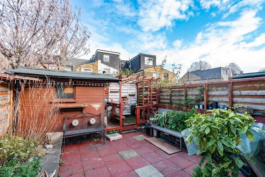 Stunning 3-Bed House Lägenhet London