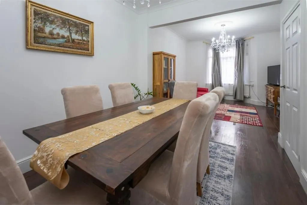 Stunning 3-Bed House Lägenhet London