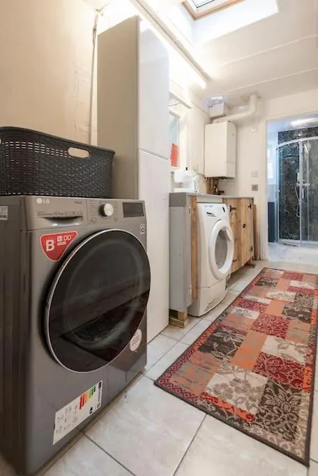 Stunning 3-Bed House Lägenhet London