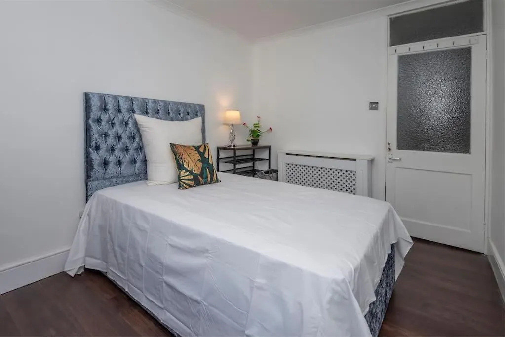 Stunning 3-Bed House Lägenhet London