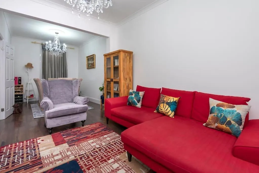 Stunning 3-Bed House Lägenhet London